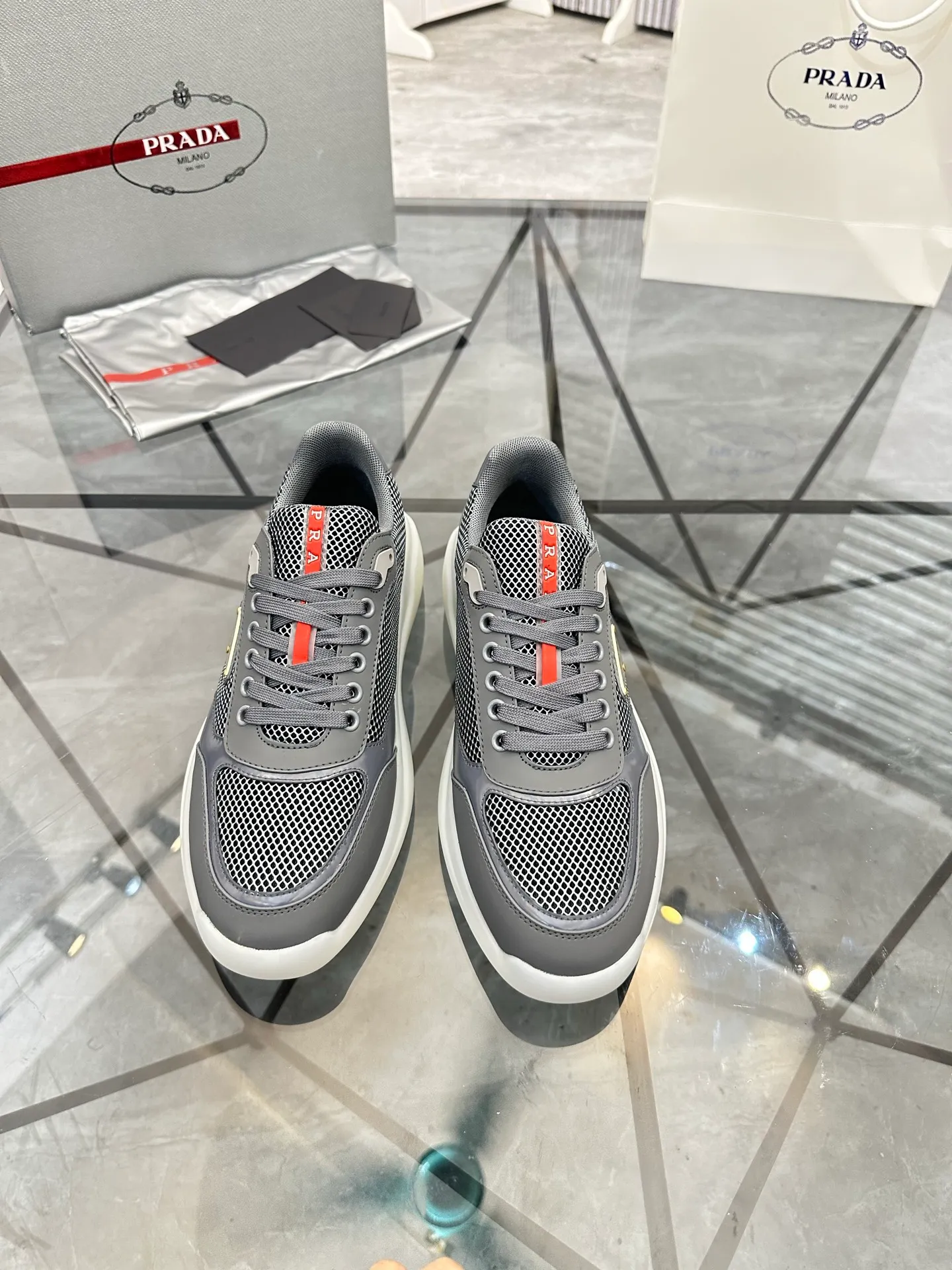 Men's shoes for sale 💰: 💰P620¥ High-end top quality Product trademark: Prada *"Prada*" low-top casual shoes Regular size: 38-45 (can be customized to 46) Product materials: Upper imported first-layer cowhide spliced ​​with original fabric, breathable lining, cowhide foot pads, original outsole. No.: 001
